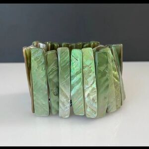 Vintage Rare Natural Shell Green Mother of Pearl Stretch Bracelet